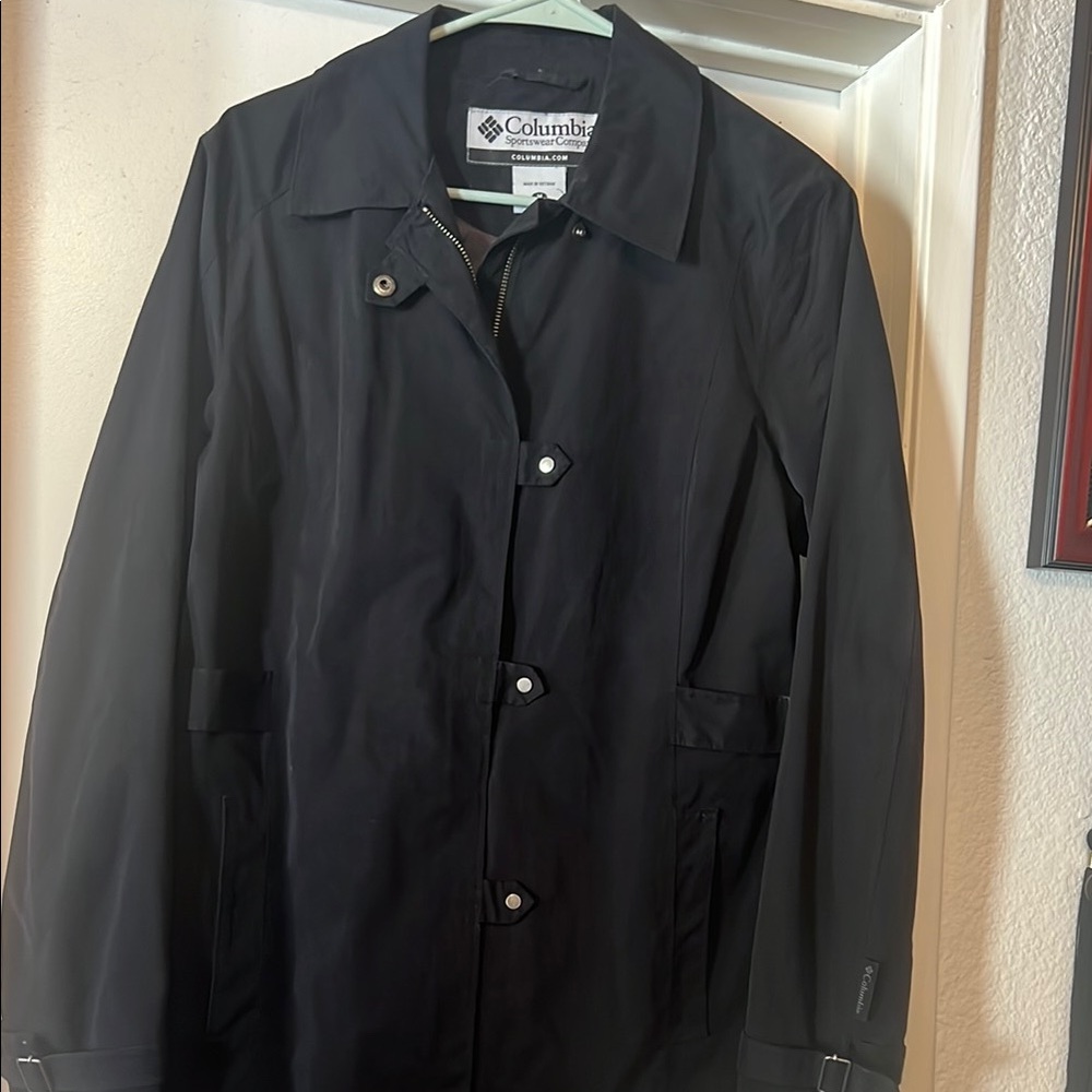 Columbia Black Raincoat with Button-Up Style and Collar